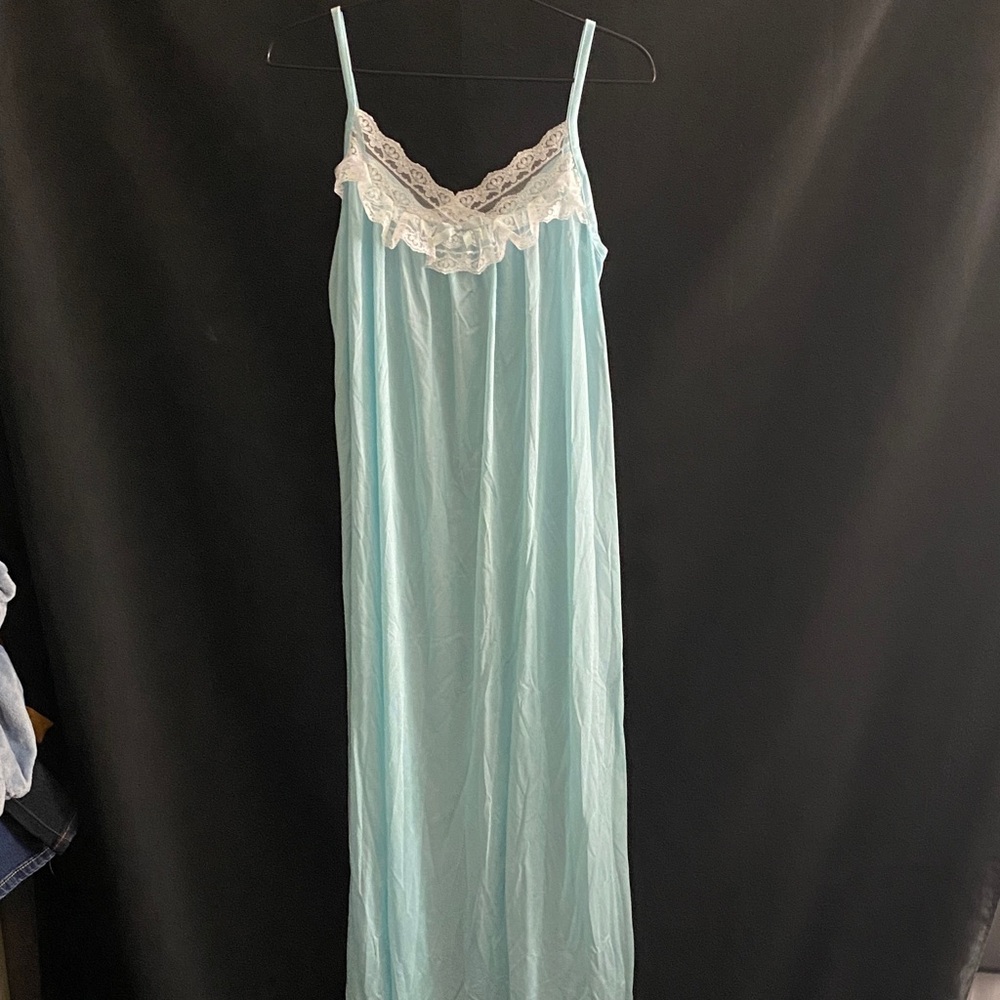 VINTAGE NO BRAND WO SMALL Elegant Light Blue Lace Trim‎ Nightgown